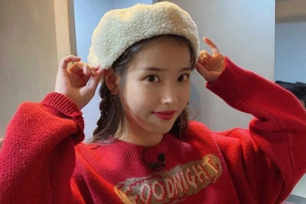 9 Potret Manis IU dengan Pose Imut yang Menggemaskan