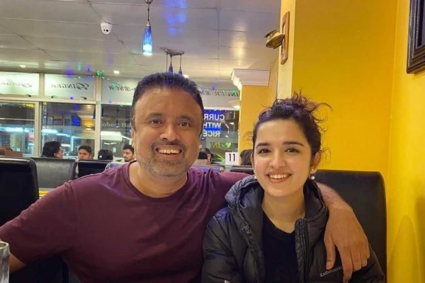 Peringati Hari Ayah, Intip Unggahan 9 Aktris Bollywood yang Penuh Haru