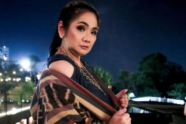 9 Potret Terkini Vina Panduwinata, Menawan di Umur 61 Tahun