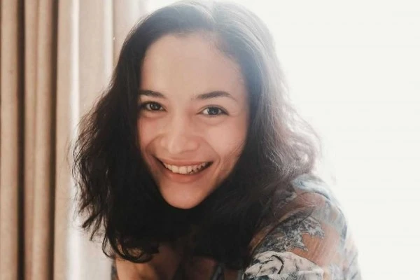 10 Potret Memesona Artis dengan Dagu Lancip