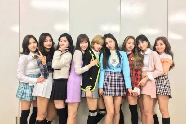 8 Lagu Hits TWICE yang Jadi Pemersatu Fandom KPop, Ikonik Semua!