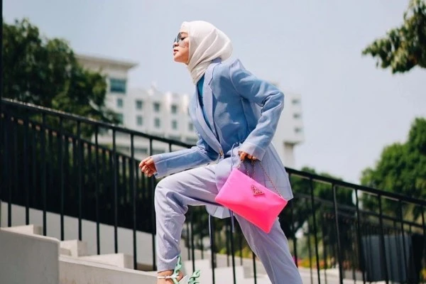 Jadi Inspirasi Pose, 10 Potret OOTD Tantri Namirah di Tangga