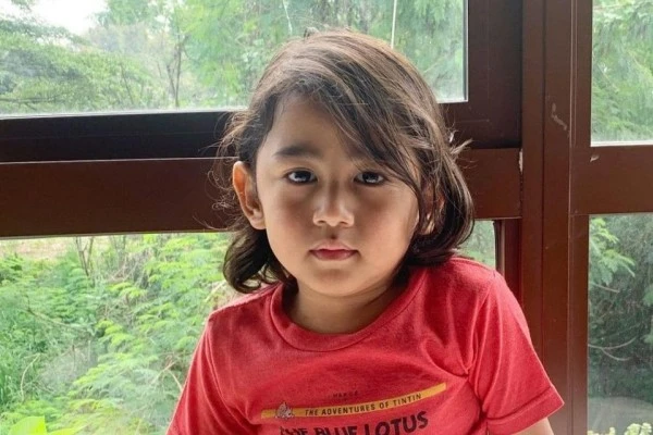 10 Potret Bambang, Anak Bebi Romeo yang Berambut Gondrong
