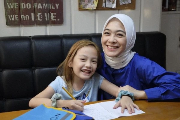Bak Kakak Adik, 10 Potret Kompak Dian Ayu Lestari dan Putrinya