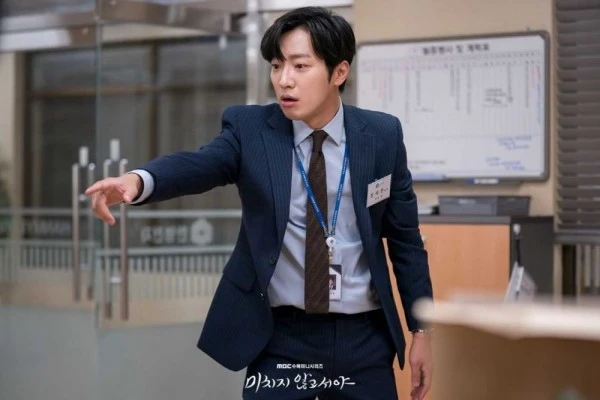 9 Potret Lee Sang Yeob, Comeback di Drama On The Verge Of Insanity