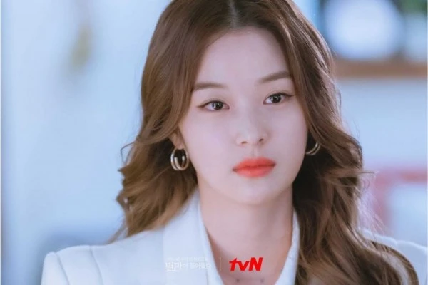 Serba Putih, 9 Harga Outfit Shin Do Hyun di Doom at Your Service 