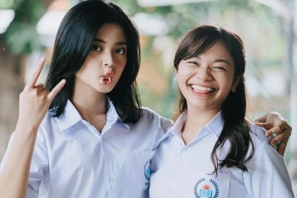 10 Potret Manis Amel Carla Pakai Seragam Sekolah, Gayanya ABG Banget!