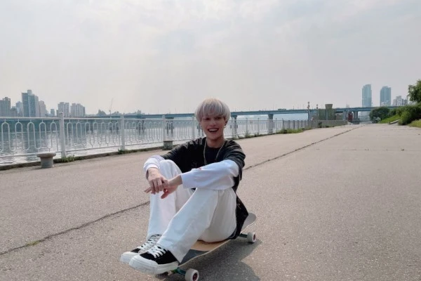 9 Gaya Foto Bersama Skateboard ala Yangyang WayV, Keren!