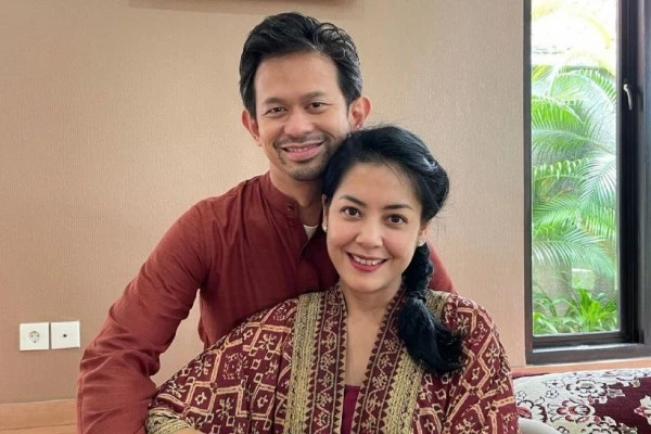 Dikabarkan Gugat Cerai, Ini 10 Momen Mesra Lulu Tobing dan Sang Suami 