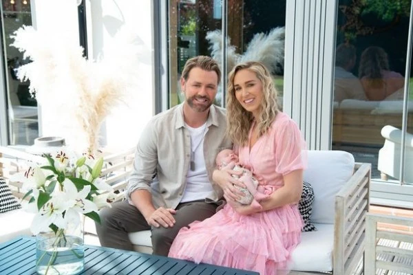9 Momen Brian McFadden eks Westlife dan Kekasih Asuh Anak