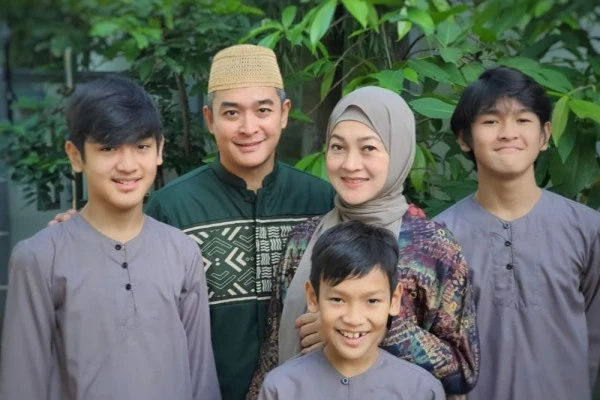 Dikenal Setia, 11 Potret Artis Pria Berzodiak Taurus dan Keluarga