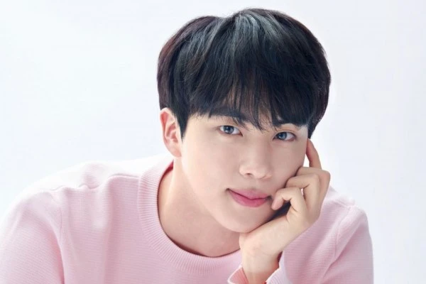 Anti Gesrek, 11 Potret Jin BTS dengan Ekspresi Kalem yang Bikin Adem!