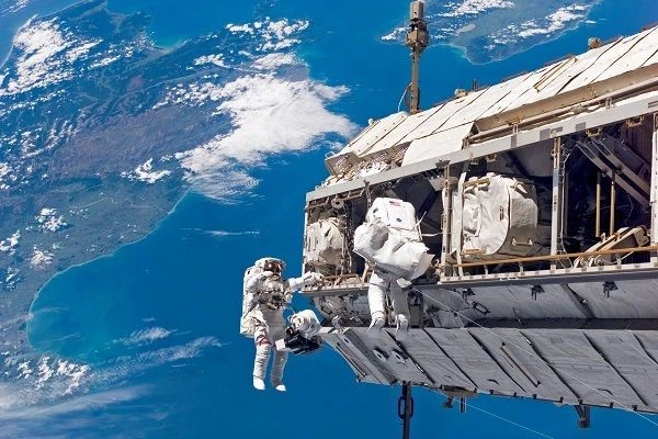 Astronot AS dan Prancis Lalui Perjalanan ke Luar Angkasa