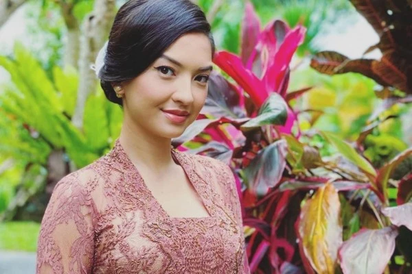 10 Potret Menawan Raline Shah Pakai Baju Kebaya, Anggun Memesona!