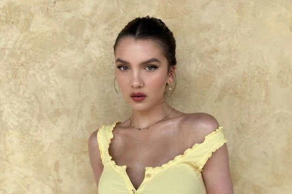 Putus dari Liam Payne, 9 Potret Terkini Maya Henry yang Kian Menawan