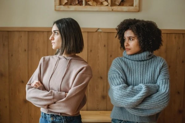Sebaiknya Dijauhi! 5 Tindakan yang Bisa Membuat Orang Lain Tersinggung
