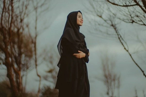 10 Potret Laudya Cynthia Bella Kenakan Outfit Hitam, Elegan!