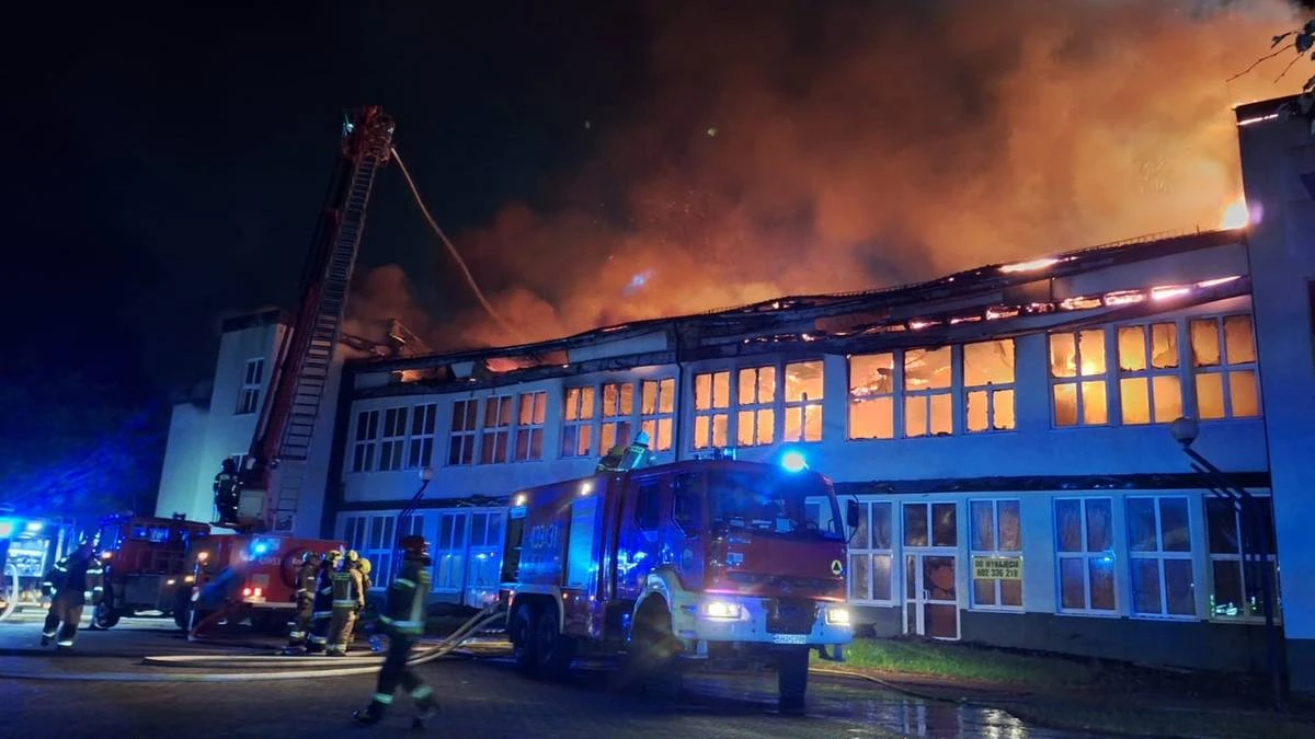 Ogromny pożar w Hajnówce. Płonie budynek handlowo-usługowy