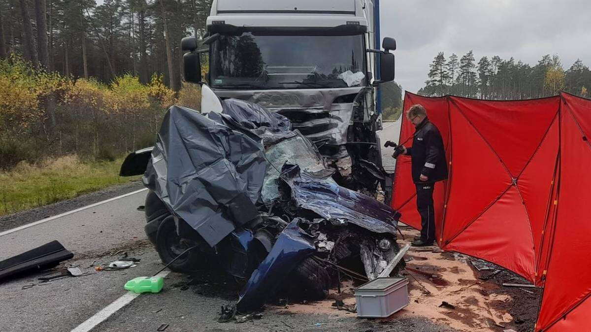 Tir zmasakrował osobówkę. Pasażerowie nie mieli szans