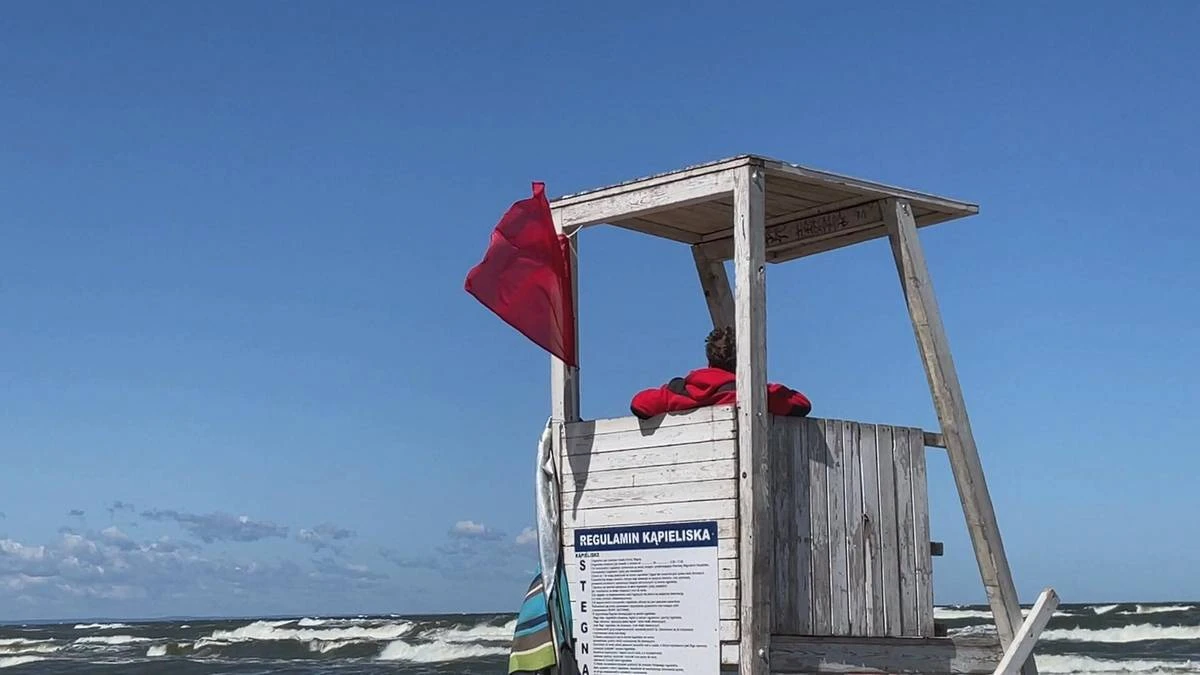 Ratownicy wywiesili czerwone flagi. Złe wiadomości dla plażowiczów