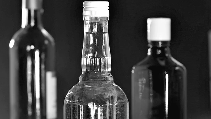 Pijany dziadek zajmował się wnukami. Przedmioty leciały przez okno