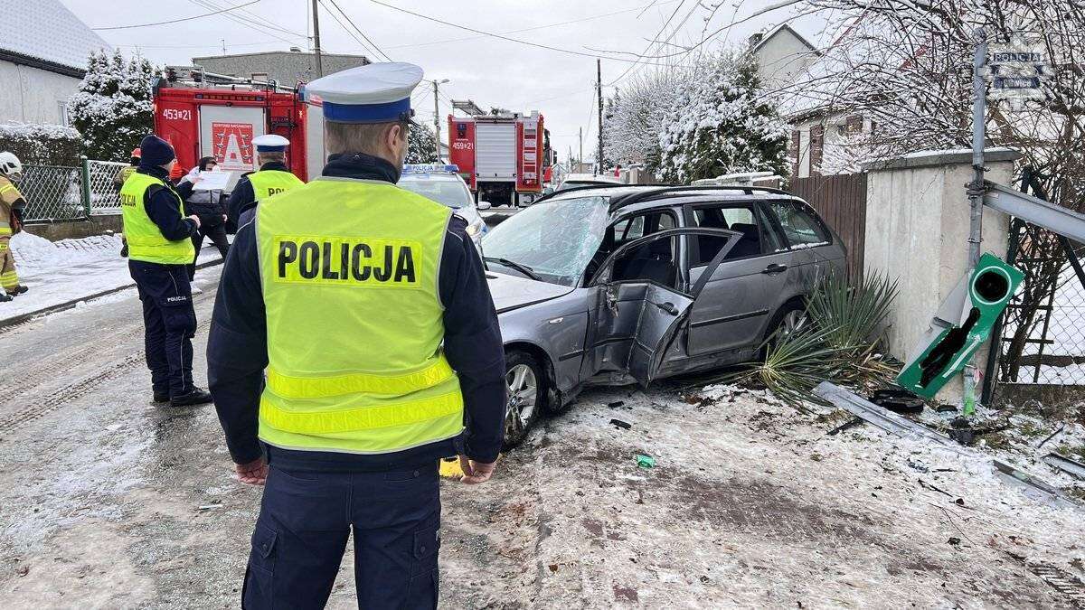 Samochód wypadł z drogi. W środku była matka z córką