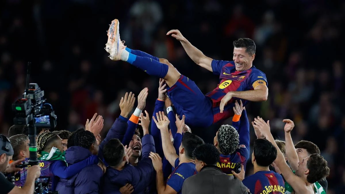 Łzy wzruszenia i owacje. Lewandowski pożegnał się z Camp Nou