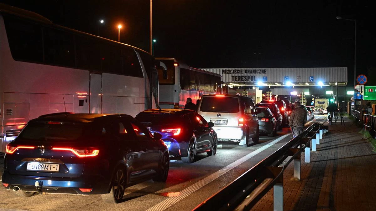 Przejścia graniczne z Białorusią otwarte. Kilkaset aut w kolejkach