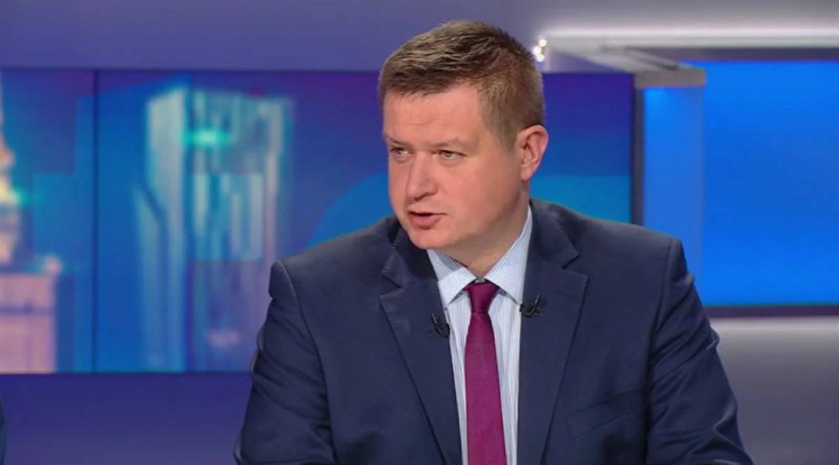 Skandal na lotnisku w Warszawie. Poseł PiS przerwał milczenie
