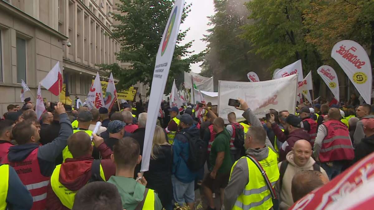 Tłum demonstrantów w Warszawie. 