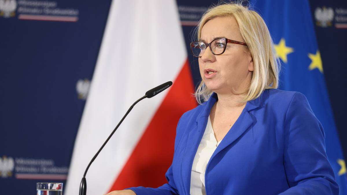 Zamieszanie wokół maila do PKP. Minister Hennig-Kloska wyjaśnia