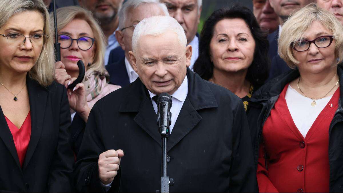 Awantura na miesięcznicy smoleńskiej. Prezes PiS zwołał konferencję