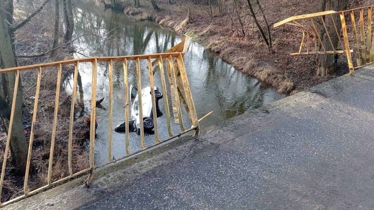 Samochód wpadł do rzeki. Świadkowie ruszyli na pomoc