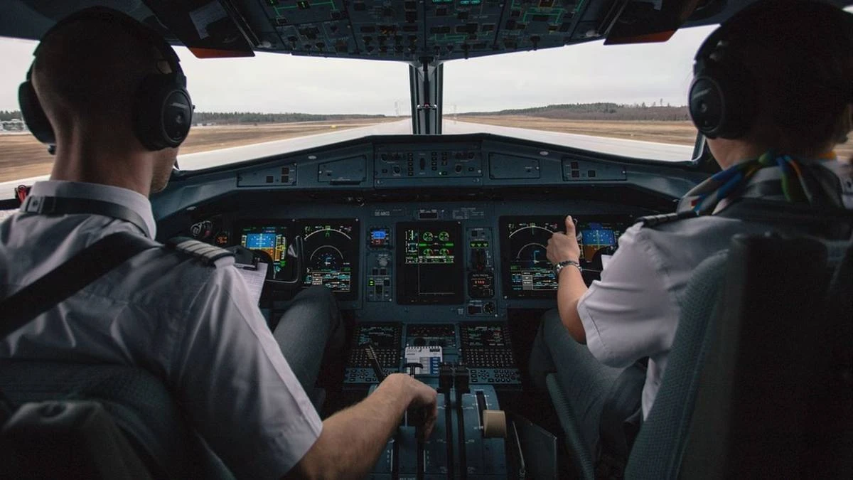 Załoga straciła kontakt z pilotami. Awaryjne lądowanie samolotu