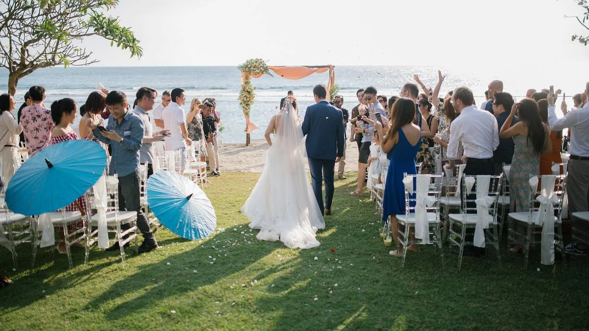 Ślub na plaży. Kwota może przyprawić o zawrót głowy