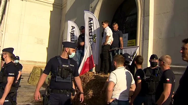 Rolnicy blokują ministerstwo. 