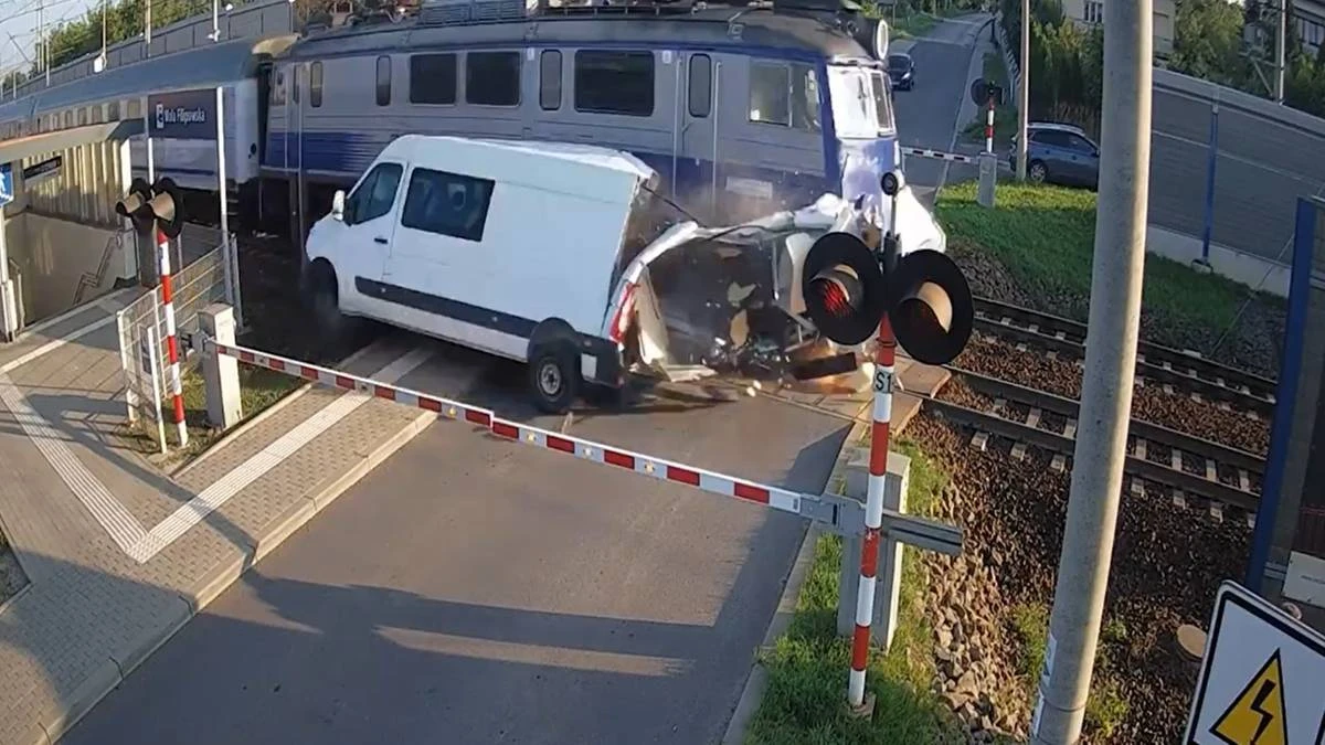 Dramat na torach. Kierowca busa walczył do ostatniej sekundy