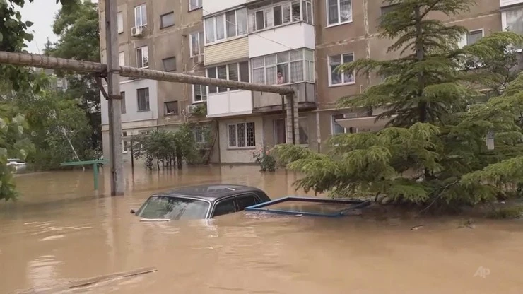 Duże zniszczenia na Krymie. Po ulicach można było tylko pływać