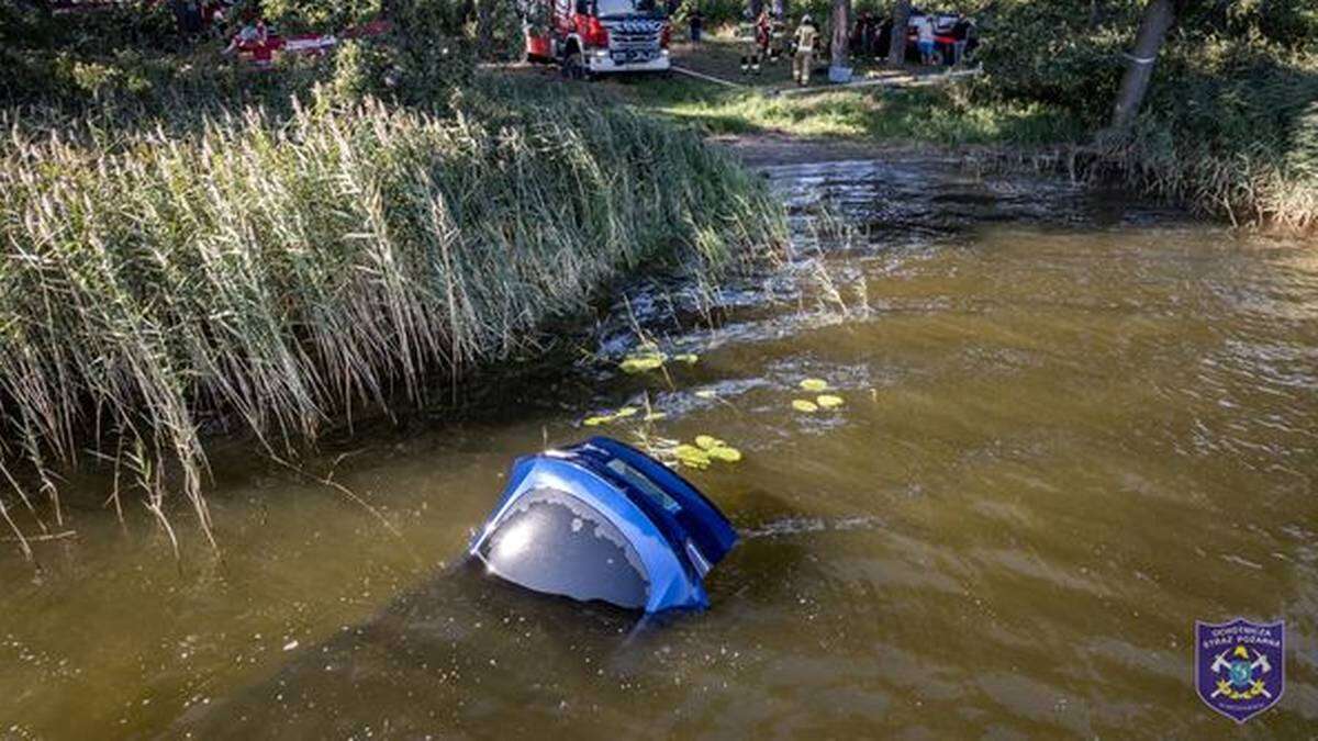 Wjechał teslą do jeziora. Nie zdążył wysiąść