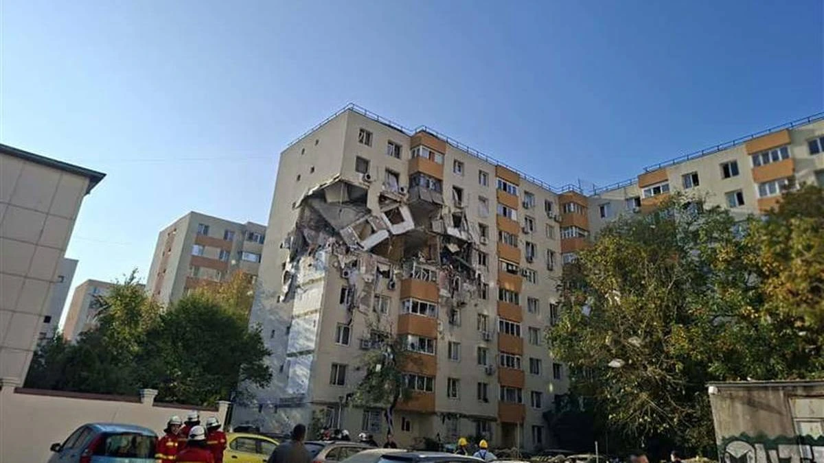 Eksplozja w bloku w Bukareszcie. Dziura w budynku, psy tropiące w akcji