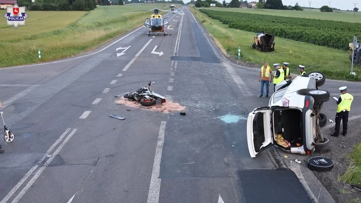 Krasnystaw. Motocykl przewrócił auto. Dwie ofiary wypadku
