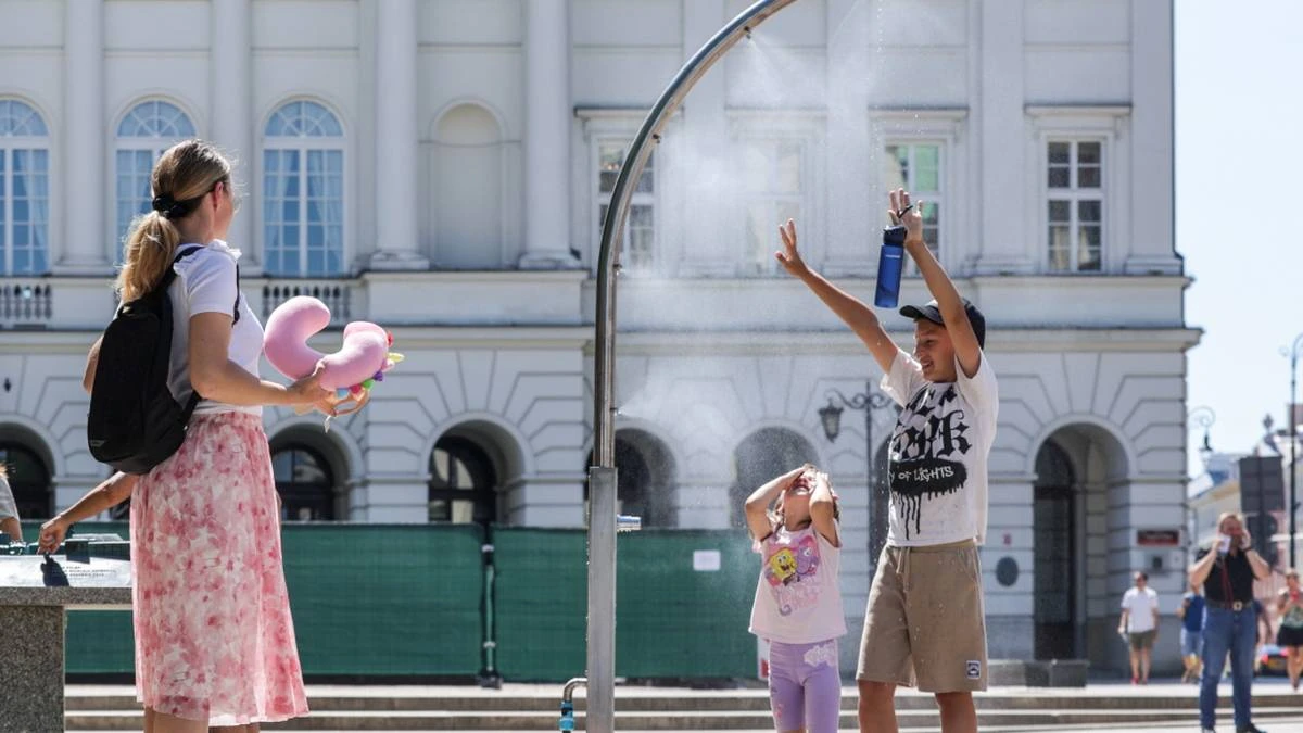 Upał w stolicy. Ostrzeżenie drugiego stopnia, mieszkańcy szukają ochłody