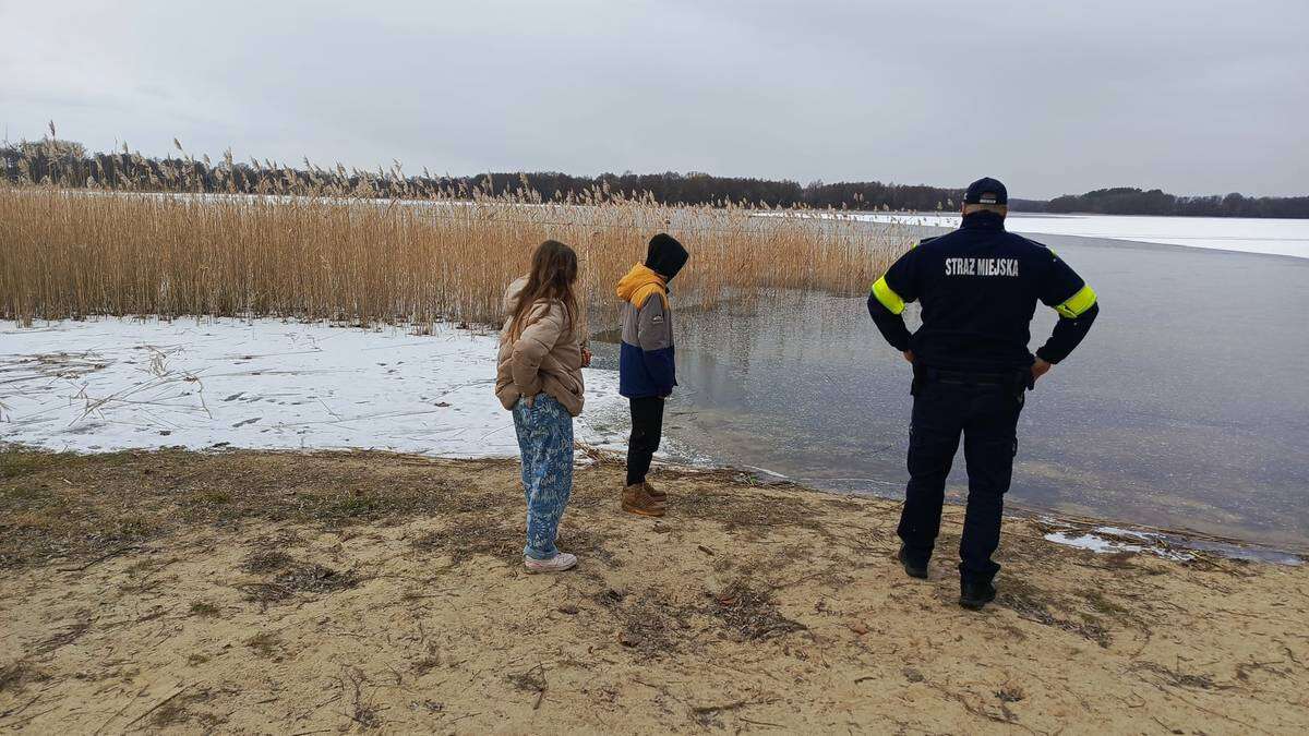 Dzieci bawiły się na zamarzniętym jeziorze. Nagle załamał się lód