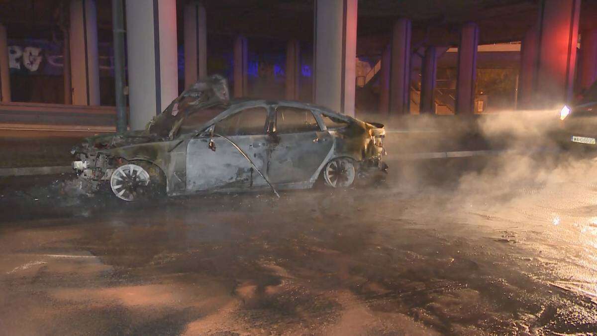 Pożar bmw w Warszawie. Z pojazdu nic nie zostało