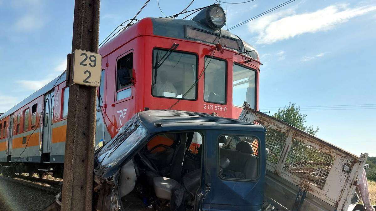 Tragedia na przejeździe kolejowym. Nie żyją dwie osoby