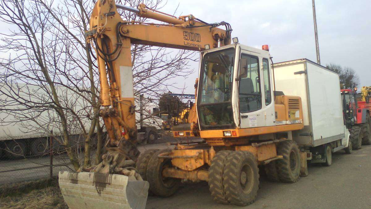 Uszkodził koparką wał przeciwpowodziowy. Chciał ratować kurort wypoczynkowy?