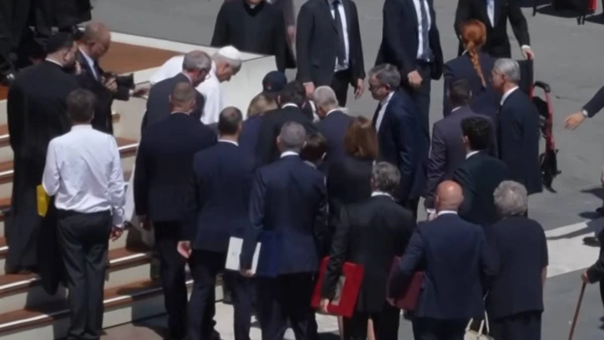 Ksiądz upadł w Watykanie. Na ratunek rzucił się papież