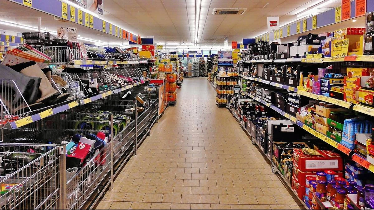 Puste półki w amerykańskich sklepach? Hipermarkety apelują