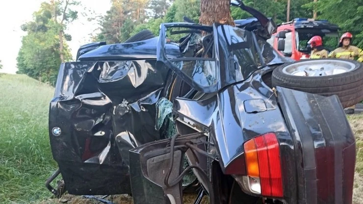 Nie żyje 26-latka, była w 6. miesiącu ciąży. Jej auto owinęło się wokół drzewa