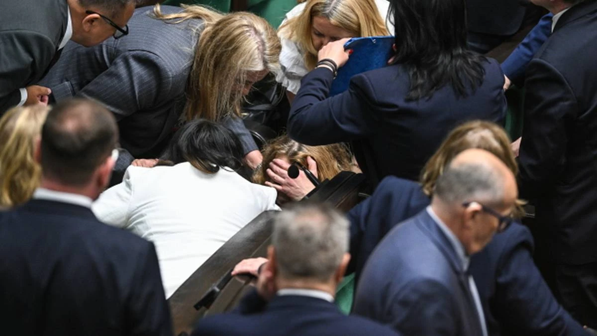 Incydent podczas obrad Sejmu. Posłowie ruszyli z pomocą